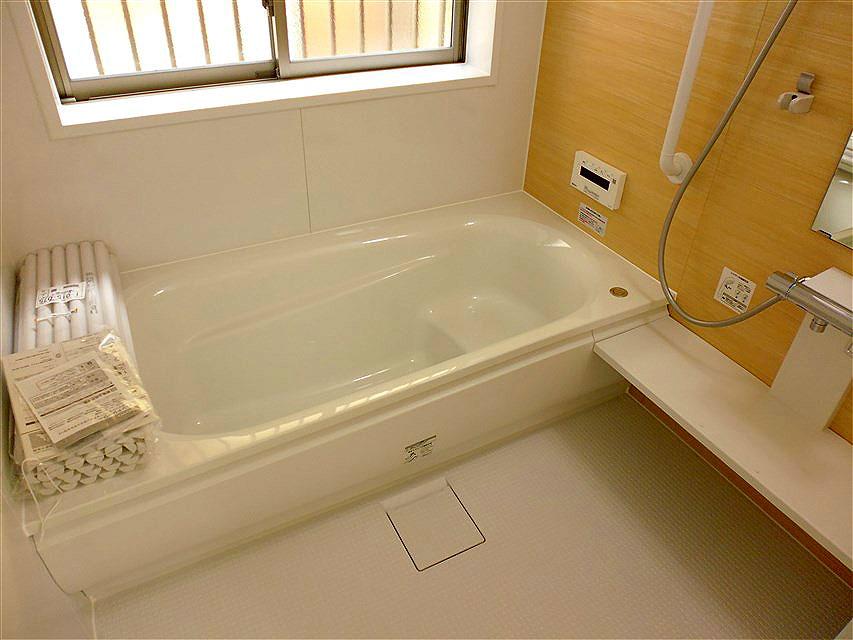 Bathroom. With reheating full Otobasu
