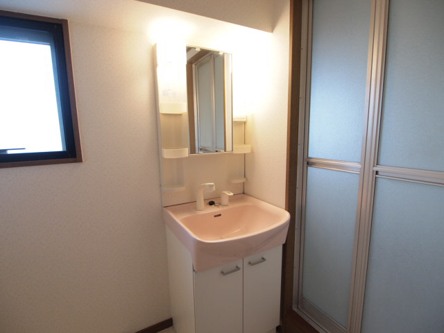 Washroom. There is also shampoo dresser. 