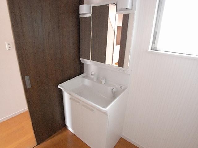 Wash basin, toilet. Same specifications Photos