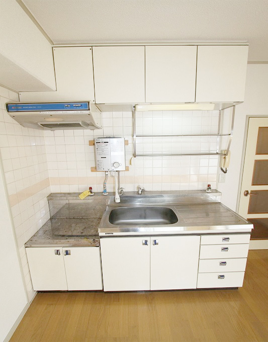 Kitchen. Two-burner stove bring possible