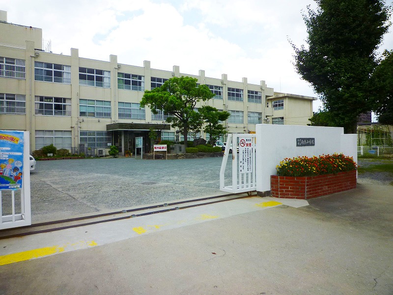 Primary school. Uchihama up to elementary school (elementary school) 351m