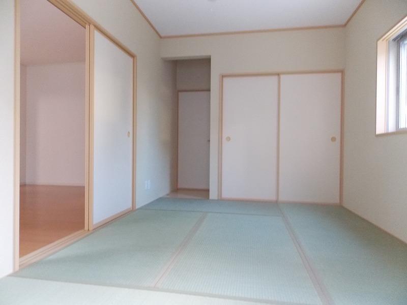 Same specifications photos (Other introspection). Japanese-style room is (^_^) /  Because it is Tsuzukiai of the living usually is open to spacious (^ o ^)  Transformed into (^_^) a little private room at the time of visitor /