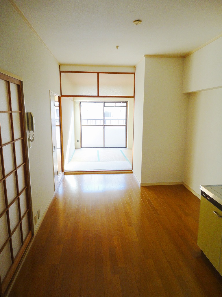 Living and room. It will be wide LDK if connected with neighboring Japanese-style room ☆ 