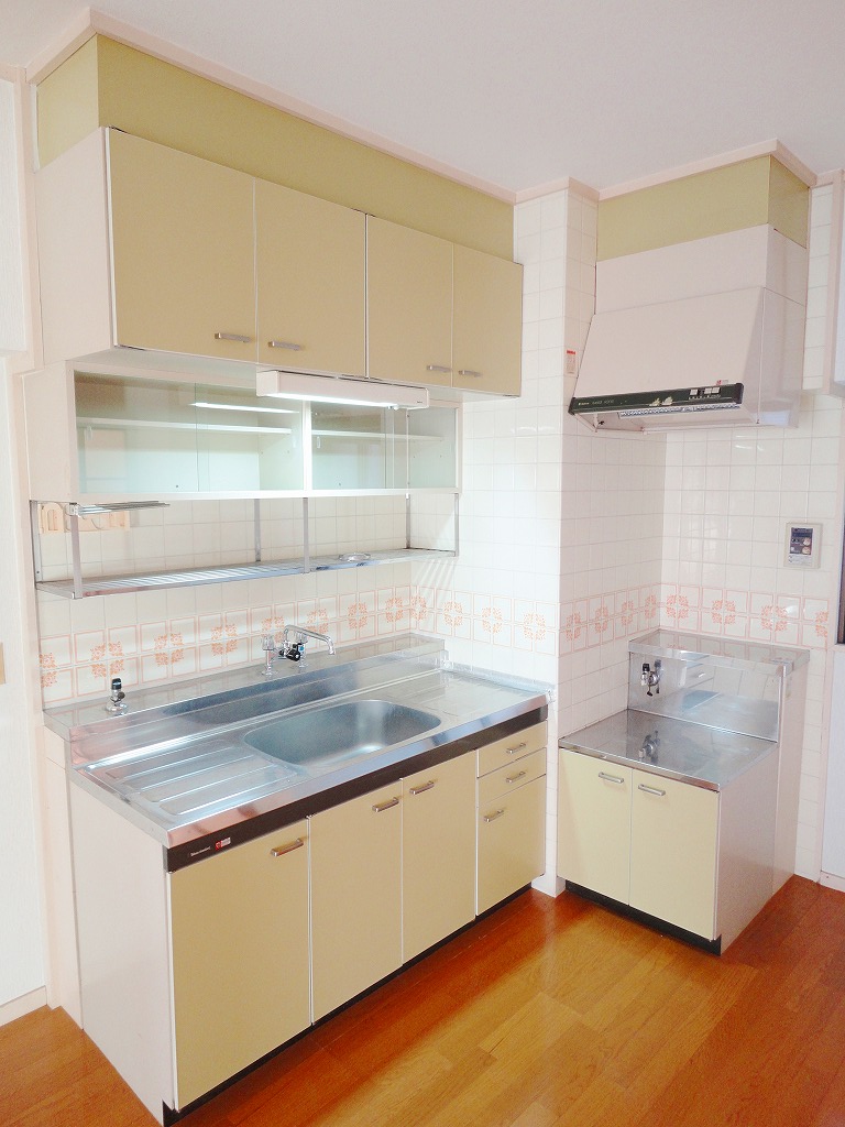 Kitchen. Large sinks are easy to use good ☆ 