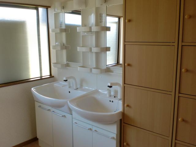 Wash basin, toilet. W Dresser New