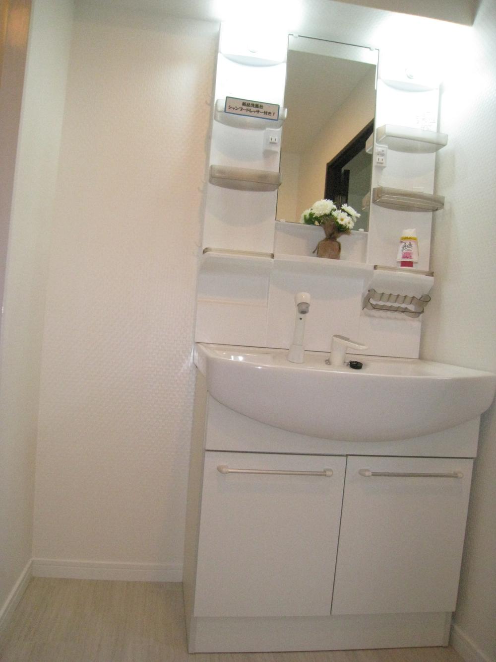Wash basin, toilet. Shampoo is Dresser new ☆
