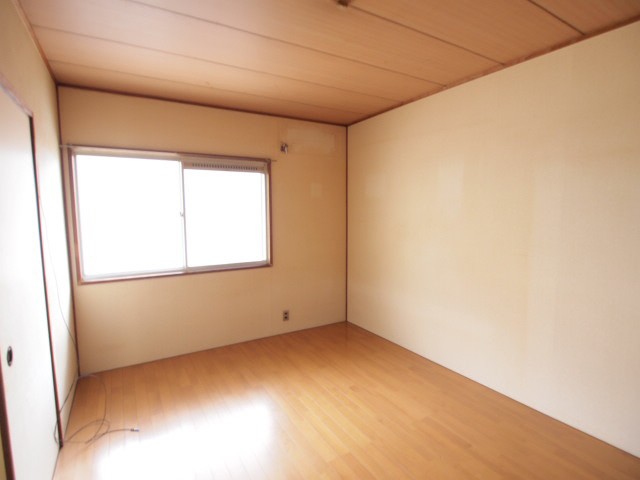 Other room space. North of the Western-style. 