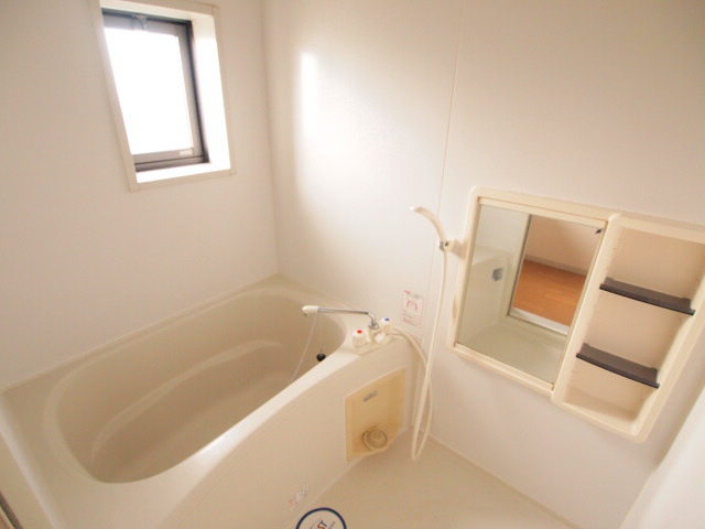 Bath. Ventilation is also easy because there is a window.