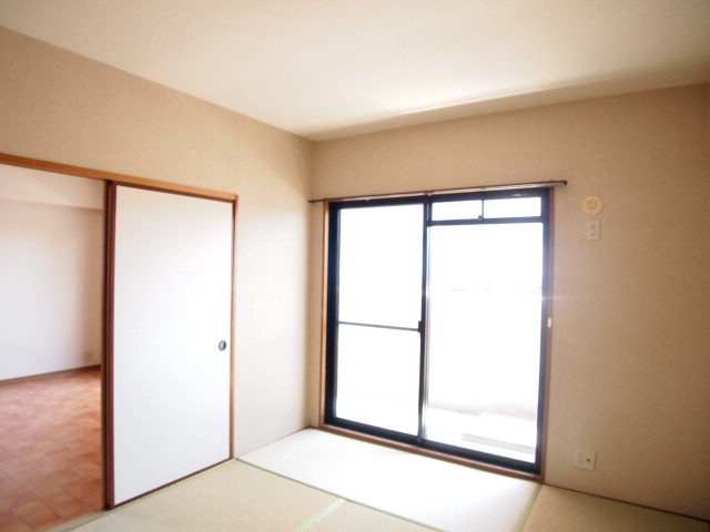 Other room space. Japanese-style room 6 Pledge is also a bright room light enters from the south window.