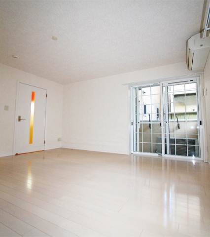 Living and room. Beautiful rooms! Walk up to Meinohama Station 9 minutes