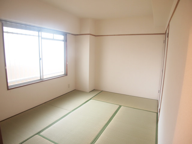 Living and room. It is a Japanese-style room is still want one room. 