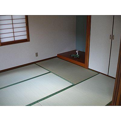 Non-living room. A relaxing dip in the fragrant Japanese-style room of rush