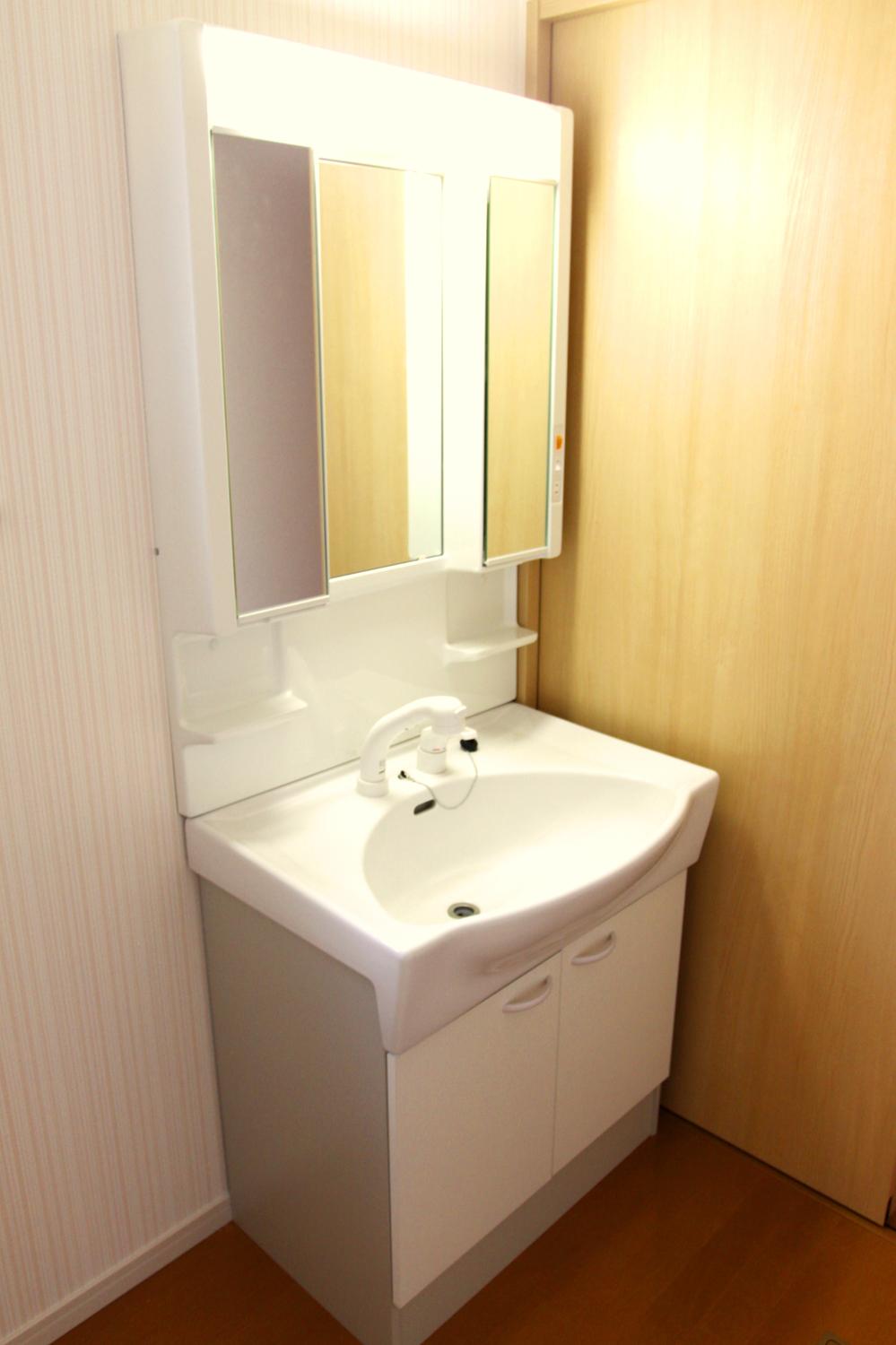 Wash basin, toilet. Same specifications is a picture.