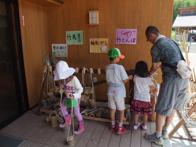 park. 1200m to the village park of Kin  ⇒ in the park there are a variety of playground equipment and barbecue facilities, etc., Crowded with a number of parents and children and a holiday to become.