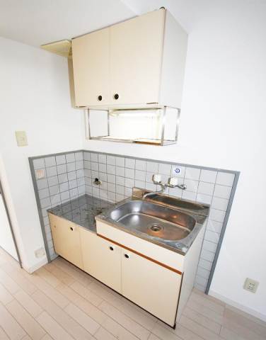 Kitchen. Two-burner stove bring possible