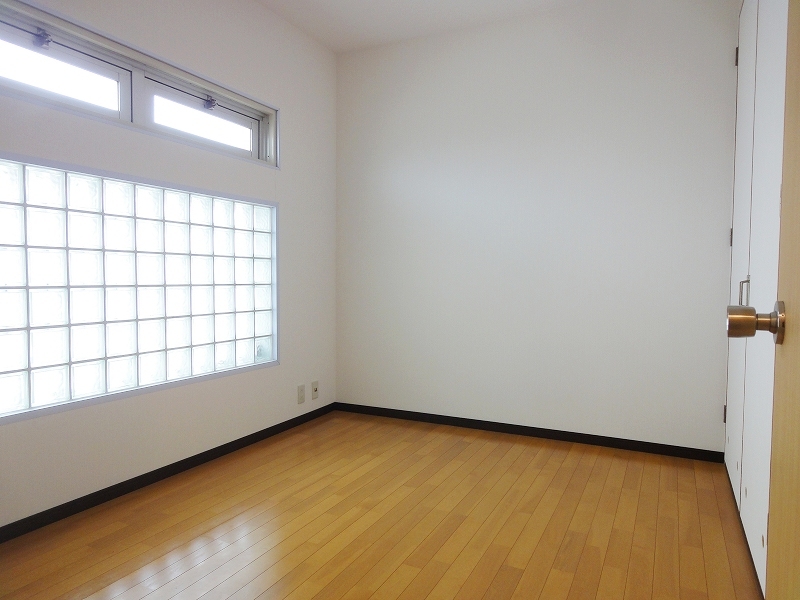 Other room space. Western-style glass block is a stylish foyer aside 5 Pledge