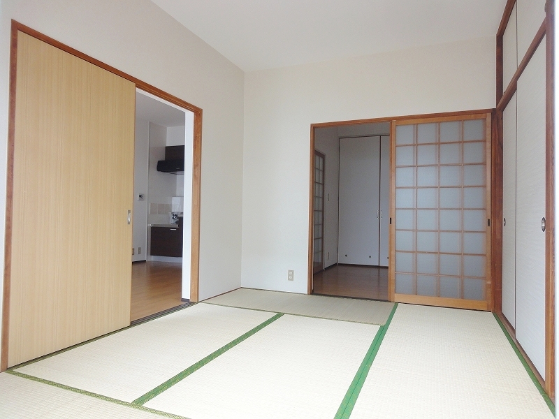 Other room space. Living next to the Unlimited purr because Japanese-style room! 