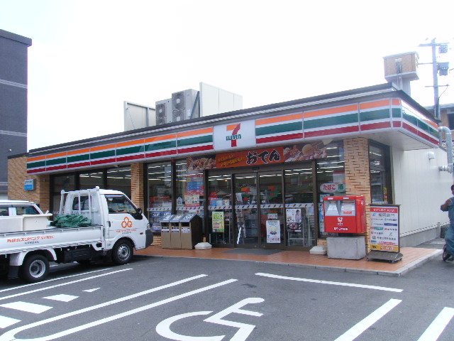 Convenience store. Seven-Eleven Nanjhuang 2-chome up (convenience store) 734m
