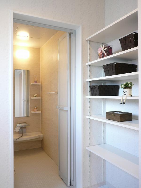 Bathroom. Washroom of the housing movable position of the shelf type. I'm glad good is liberty used to suit your needs. The bathroom can be expected Relax & Beauty effect with mist sauna.