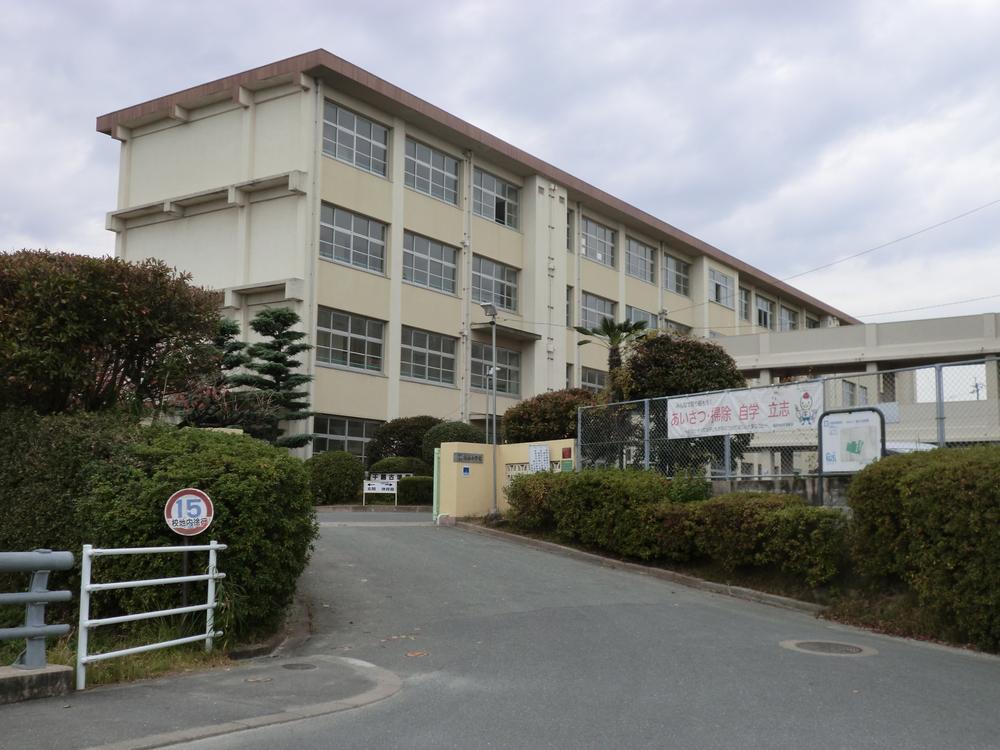 Junior high school. 800m to Fukuoka Municipal Meilin junior high school