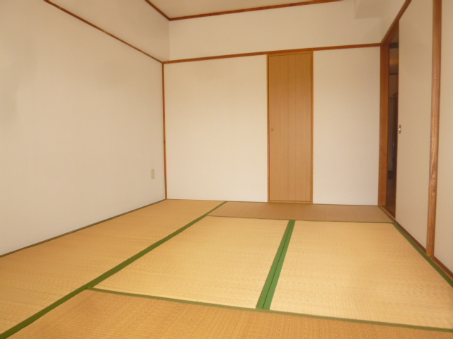 Living and room. It is the heart of the Japanese. nice smell.