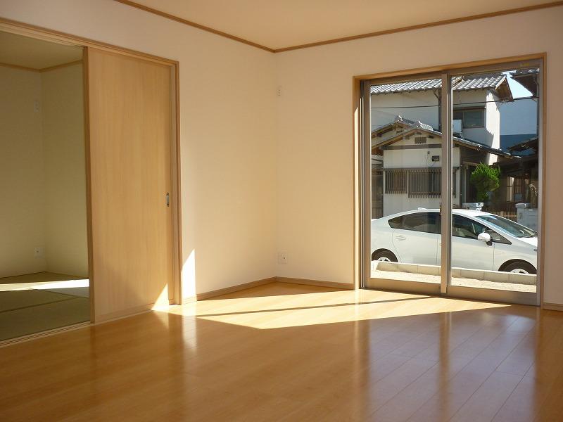 Living. LDK and the Japanese-style room is Tsuzukiai (^. ^) / ~~~ The living space of calm and close the partition door, Open and widely is transformed into open space (^_^) /  ◆ It becomes the same specification photo ◆