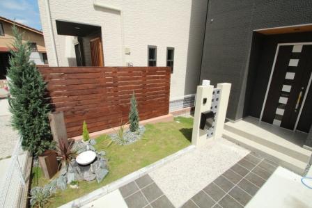 Other. approach Around the entrance Design of the garden with a calm has been matched with building.