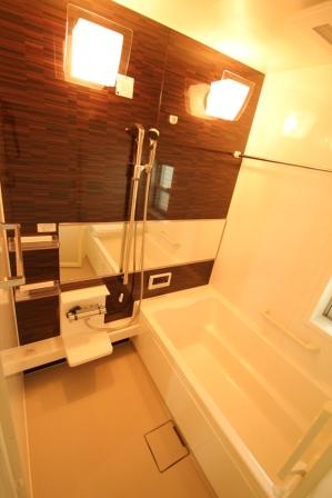 Bathroom. It is very simple bathroom ventilation in the wide mirror ・ Drying ・ With heating Such as the rainy season is very useful in the specification that can hang out the laundry in the bathroom.