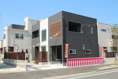 Local appearance photo.  [Garage House] Yoshikawa residential house building that combines like custom home of such a design and functionality. We stuck to the strong precursor making from the time of design.