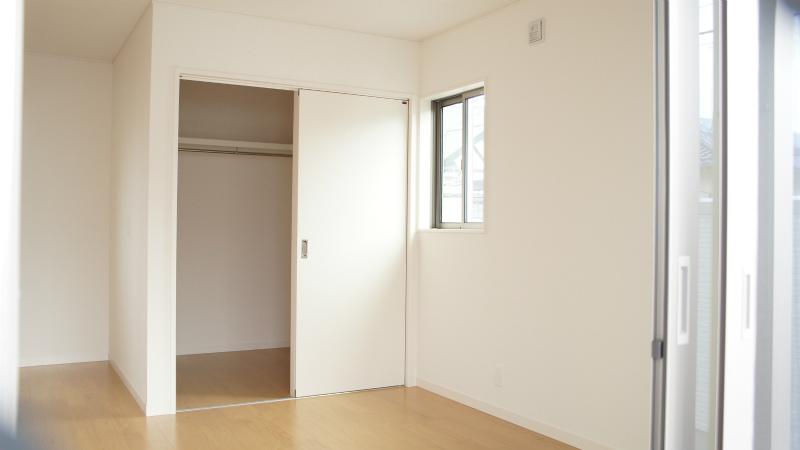 Model house photo. Spacious storage in the walk-in closet
