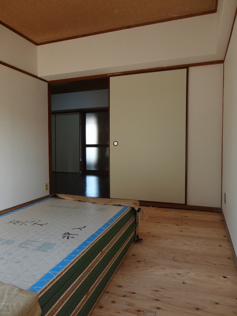 Living and room. Tatami is of course re-covered with a new one ☆ 