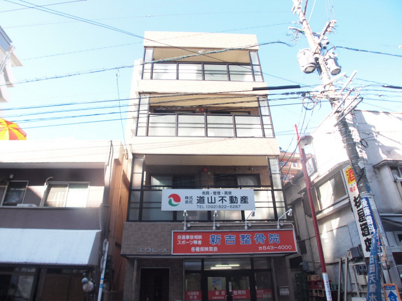 Building appearance. It is very convenient location in the streets of the shopping district