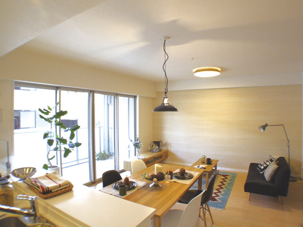 Living.  [living ・ dining] Center open sash is adopted which can be opened greatly windows from the center to the left and right, Continuity with the balcony if Akehanate increases (B type building in the model room)