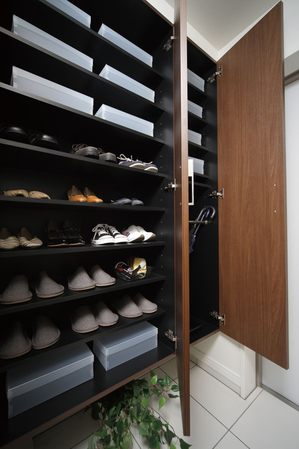 Receipt.  [Footwear input] Neat summarized and family shoes and umbrella, Small drawer even footwear high the installed storage capacity input. It keeps beautifully around the entrance.