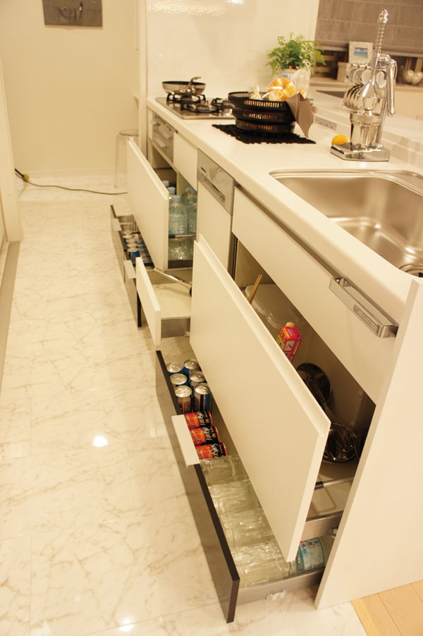 Kitchen.  [Kitchen lower receiving] All has become to sliding. In an efficient storage, Heavy can be out in the easier ones and the back of the thing, Also up storage capacity. You can show the kitchen clean leisurely.