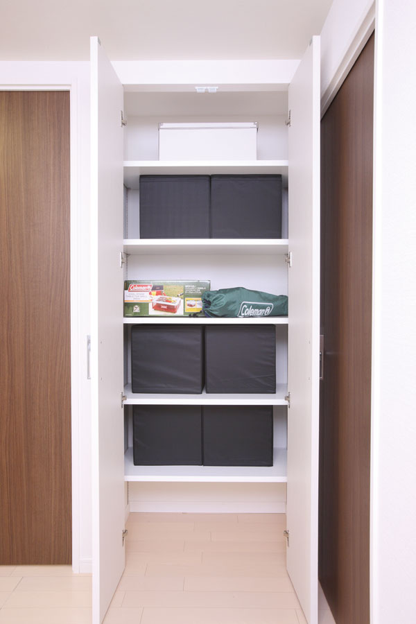 Receipt.  [Compartment] Hallway and living room ・ Such as the dining, We established the things input. Handy shelves with a plate that can be used according to the store size. ( ※ B, G, H, J, K, L, N, O type)
