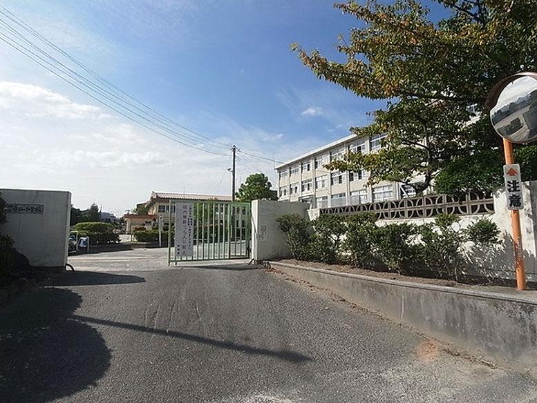 Primary school. About a 12-minute 888m walk from the original Nishi Elementary School