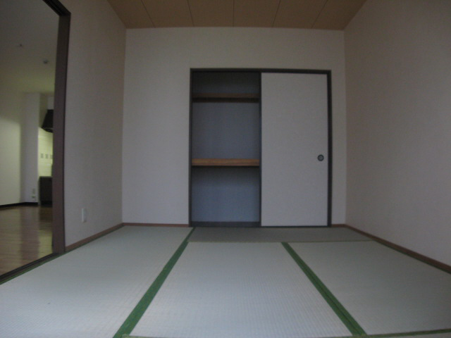 Living and room. Guests can relax and there is a Japanese-style room. 