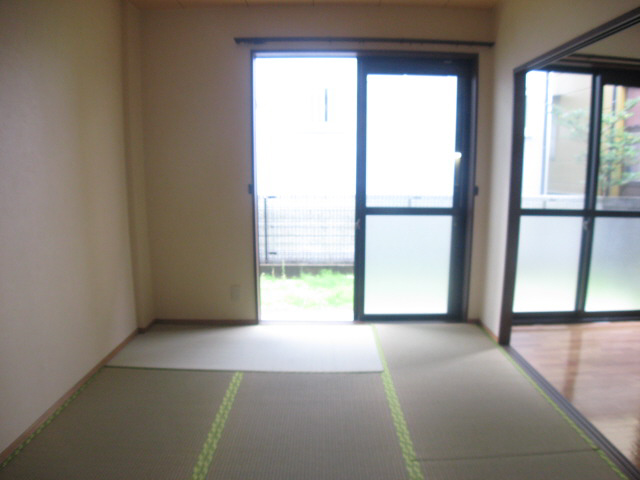 Living and room. Is a Japanese-style room, which is down to the garden