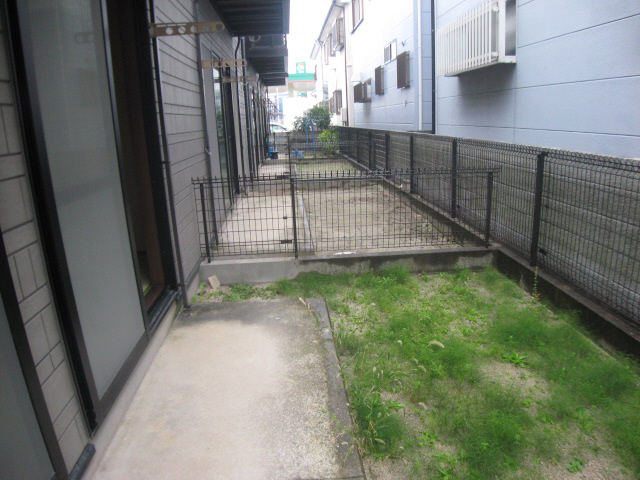 Garden. It is that there is a garden laundry be dried easily. 