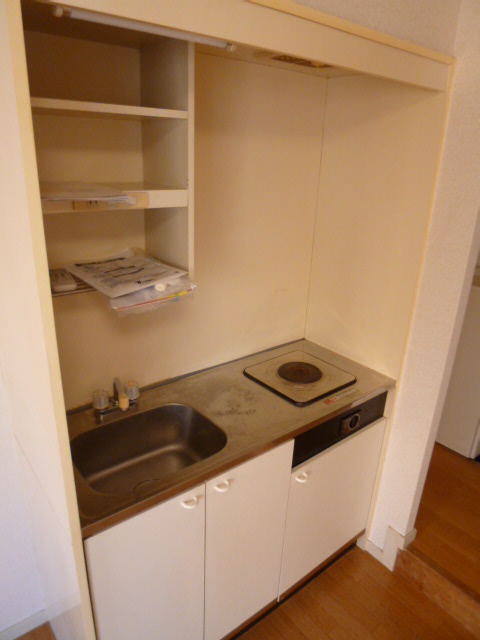 Kitchen. There chopping board space.