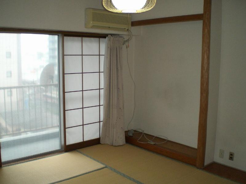 Non-living room. 6 is a tatami mat Japanese-style room