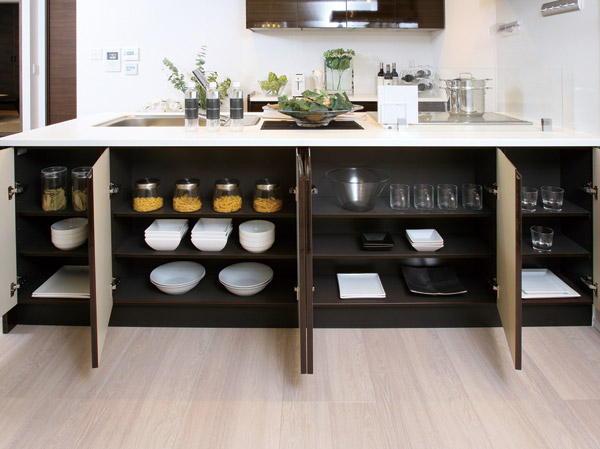 Kitchen.  [Kitchen back storage] Ensure a convenient storage space under the dining side of the kitchen counter. Kitchenware, of course, Also it helps in the storage of magazines from daily necessities.  ※ Different shape by type. (Same specifications)