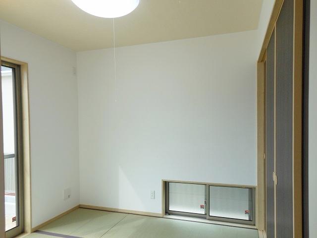Non-living room. Next to the LDK There is a Japanese-style room of about four and a half tatami (fourth wheel Museum)