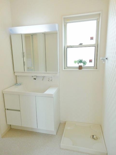 Wash basin, toilet. Mirror handy three-sided mirror
