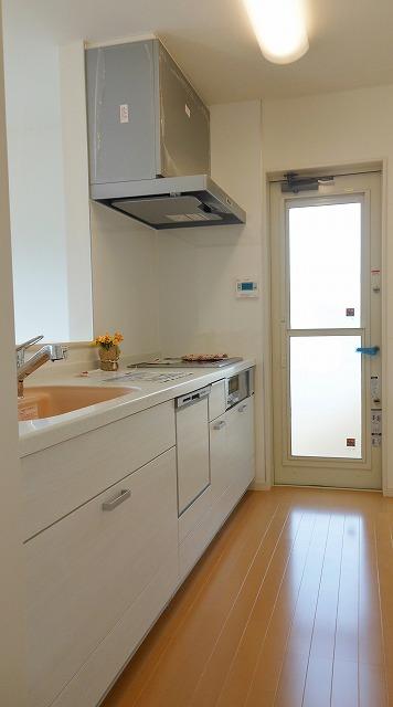 Kitchen. Back door is also have easy-to-use kitchen (Nibankan)