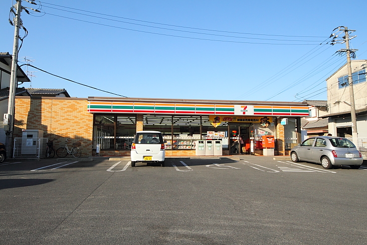 Convenience store. Seven-Eleven Fukuoka Iikura 6-chome up (convenience store) 389m