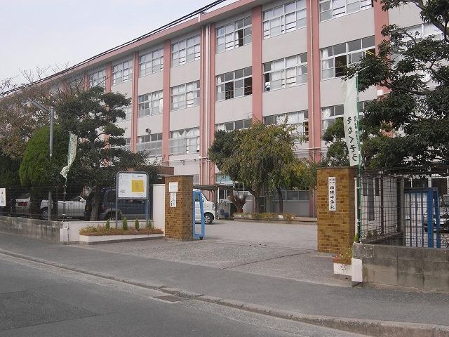 Junior high school. 531m to Fukuoka Municipal Takuma junior high school