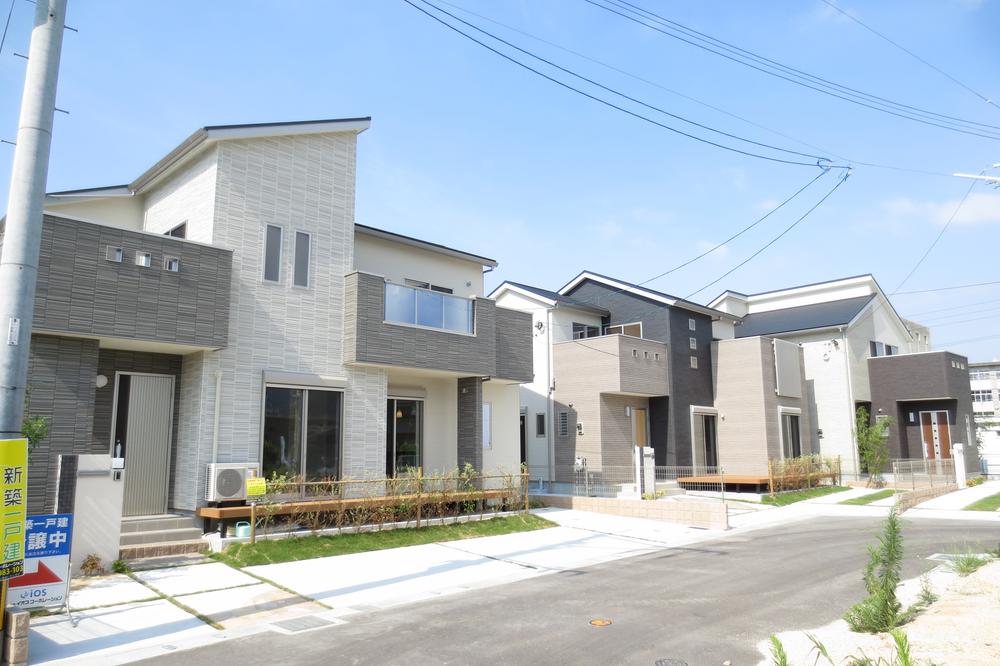 Local photos, including front road. Heisei first phase rooftops of 25 July completion