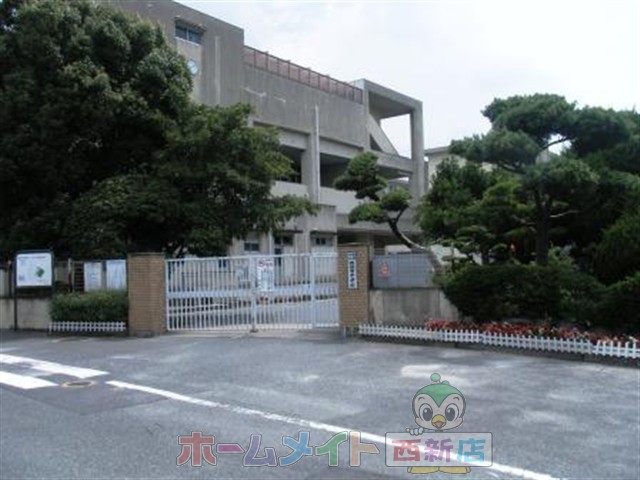 Junior high school. 418m to Fukuoka Tatsunishi Fukuoka junior high school (junior high school)